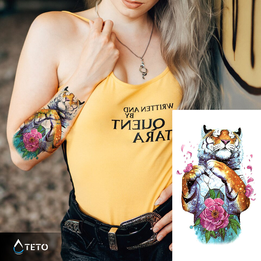 Tigre con una flor