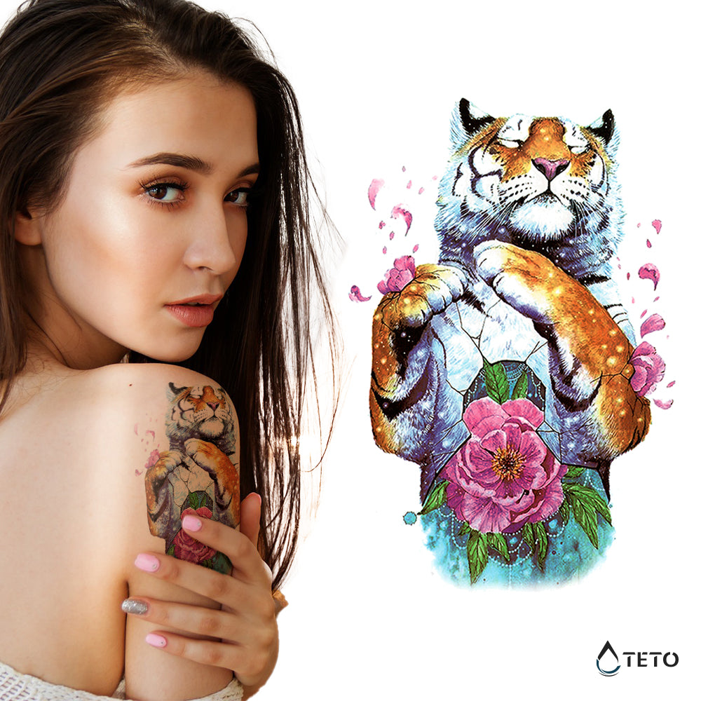 Tigre con una flor