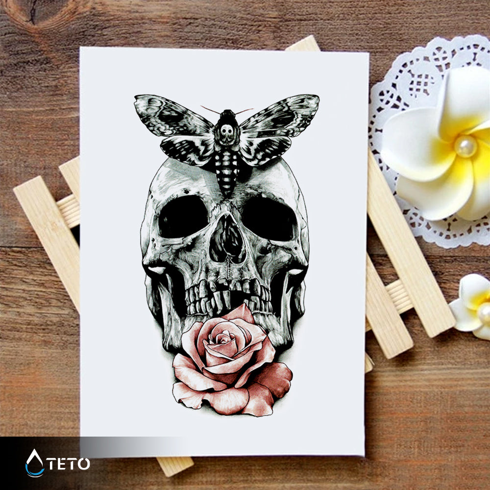 Calavera con rosa y mariposa
