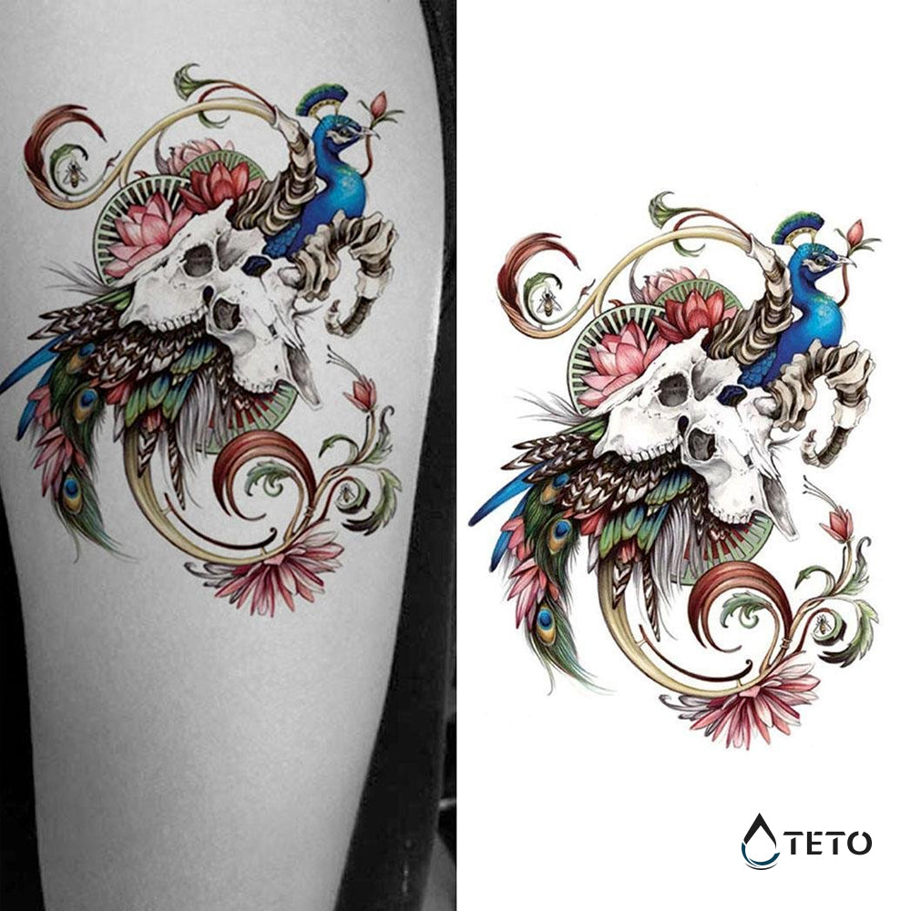 Pavo real con calaveras
