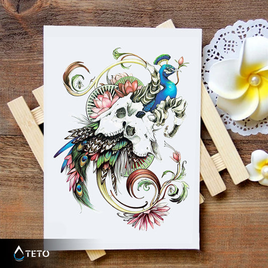 Pavo real con calaveras