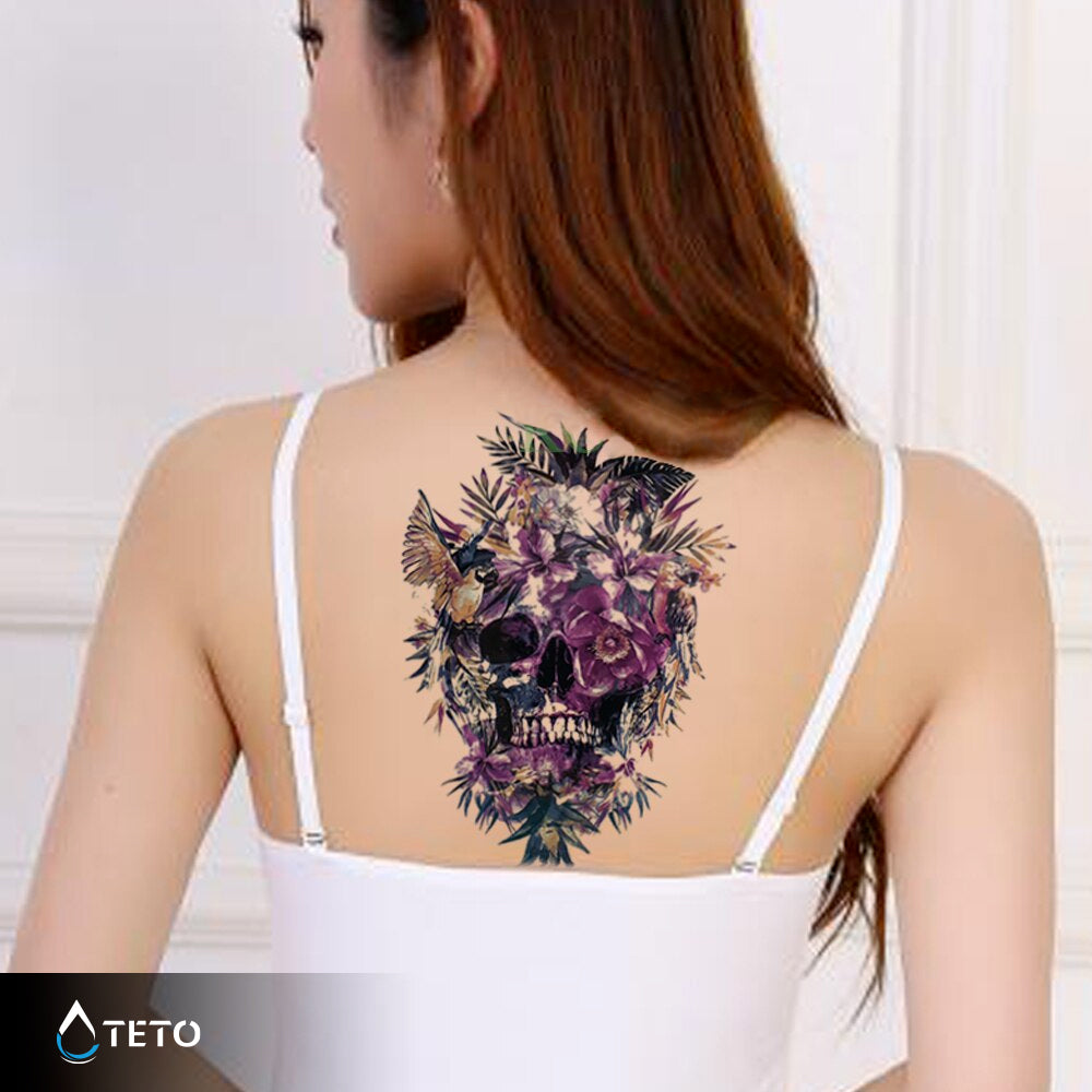 Calavera con flores rosadas