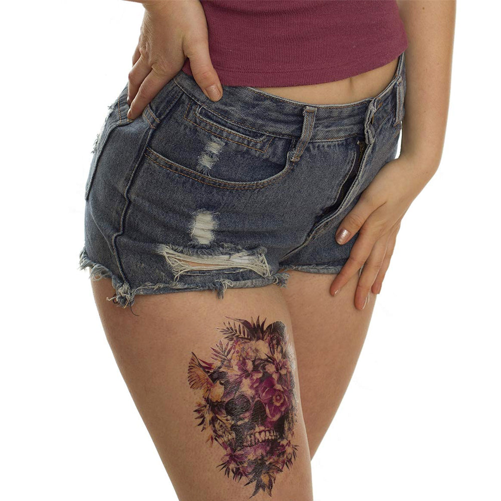 Calavera con flores rosadas