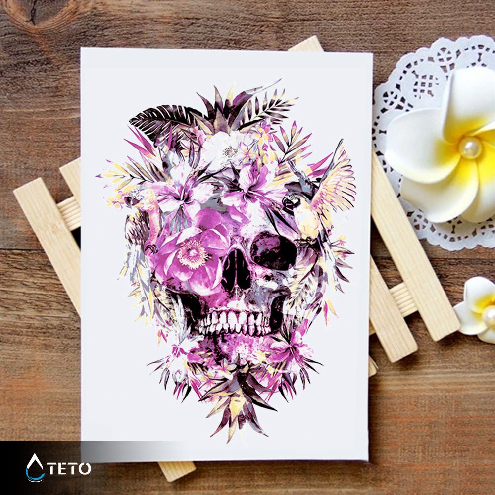 Calavera con flores rosadas