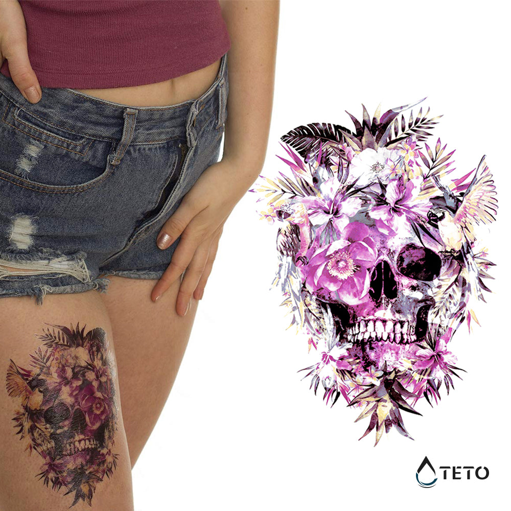 Calavera con flores rosadas