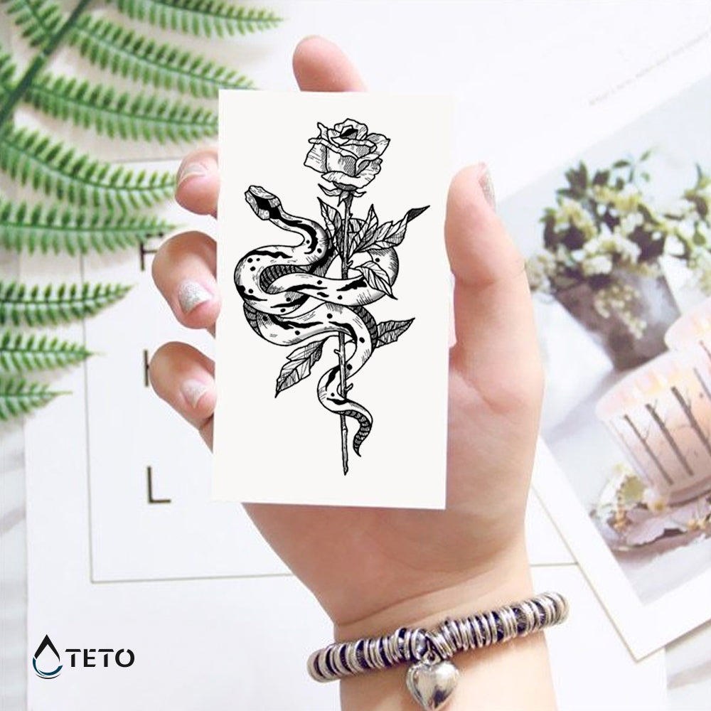 Serpiente con una rosa