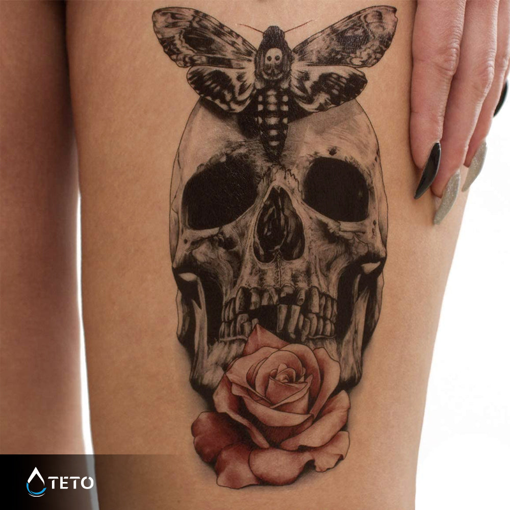 Calavera con rosa y mariposa